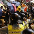 Hong Kong, ancora scontri: polizia arresta 26 manifestanti08