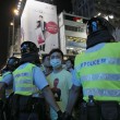 Hong Kong, ancora scontri: polizia arresta 26 manifestanti02
