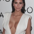 Kim Kardashian sexy e scollatissima alla sua festa di compleanno12