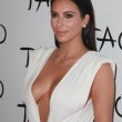 Kim Kardashian sexy e scollatissima alla sua festa di compleanno11