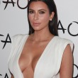 Kim Kardashian sexy e scollatissima alla sua festa di compleanno08
