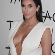 Kim Kardashian sexy e scollatissima alla sua festa di compleanno04