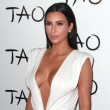 Kim Kardashian sexy e scollatissima alla sua festa di compleanno03