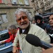 Beppe Grillo a Genova, contestato dagli "angeli del fango": "Vieni a spalare" 013