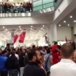 Bari, bagno di folla dei tifosi all'aeroporto dopo impresa a Catania (FOTO)