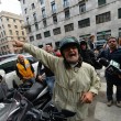 Beppe Grillo a Genova, contestato dagli "angeli del fango": "Vieni a spalare" 015