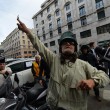 Beppe Grillo a Genova, contestato dagli "angeli del fango": "Vieni a spalare" 012