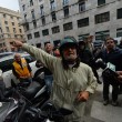 Beppe Grillo a Genova, contestato dagli "angeli del fango": "Vieni a spalare"