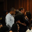 Oscar Pistorius al processo abbraccia donna misteriosa 01