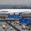 L'aereo sull'autostrada nei pressi dell'aeroporto di Lipsia022