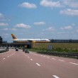 L'aereo sull'autostrada nei pressi dell'aeroporto di Lipsia04