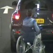 Gb, il finto invalido si lega all'auto con la sedia a rotelle: l'amica lo trascina VIDEO, FOTO07