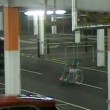 Gb, il finto invalido si lega all'auto con la sedia a rotelle: l'amica lo trascina VIDEO, FOTO02