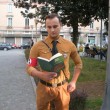 Bergamo, giovane vestito da nazista dell'Illinois per protesta contro le "sentinelle "anti-gay