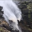Gb, cascata senz'acqua: venti uragano Gonzalo la spingono indietro VIDEO
