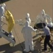 Ebola, un uomo non ha paura del contagio: tutti con la tuta tranne lui03
