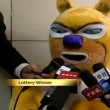 Cina, vince 87 mln di dollari alla lotteria: ritira il premio vestito da orso02