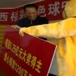 Cina, vince 87 mln di dollari alla lotteria: ritira il premio vestito da orso03