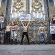 Femen a seno nudo in piazza a Parigi: "Donna in topless non è criminale01