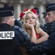 Femen a seno nudo in piazza a Parigi: "Donna in topless non è criminale02