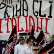 Forza Nuova in piazza a Napoli contro l'immigazione, tensione con polizia