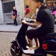 Justin Bieber senza casco in motorino a Firenze01