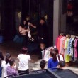 Cina, ruba reggiseno e vestiti: il negoziante la spoglia in strada e la lascia in topless01