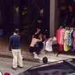 Cina, ruba reggiseno e vestiti: il negoziante la spoglia in strada e la lascia in topless03
