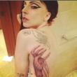 Lady Gaga sfoggia il suo ultimo tatuaggio...e il lato B senza mutandine FOTO 2