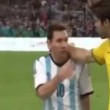 Brasile-Argentina, Kakà saluta Messi che reagisce male (VIDEO)