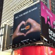 Pubblicità Pornub a Times Square: "All you need is hand". E si canta...VIDEO
