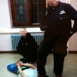 Germania: guardia neonazi calpesta rifugiato in manette. La foto diventa un caso