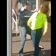 Greenock (Scozia), donna presa a calci e pugni da una coppia VIDEO