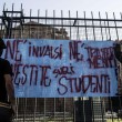 Scuola, studenti in piazza contro rifotrma Renzi. A Milano letame alla Cattolica 3