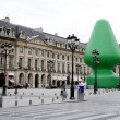 Parigi. Sex toy di 24 metri in Place Vendome? No, un albero d'artista FOTO 3