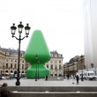 Parigi. Sex toy di 24 metri in Place Vendome? No, un albero d'artista FOTO 4