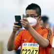 Maratona Pechino: gli atleti corrono con le mascherine, colpa dello smog02