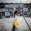 Filippine, i bambini della baraccopoli giocano tra i resti umani01