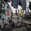 Filippine, i bambini della baraccopoli giocano tra i resti umani02
