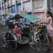 Filippine, i bambini della baraccopoli giocano tra i resti umani04