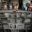 Filippine, i bambini della baraccopoli giocano tra i resti umani05