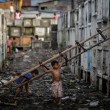 Filippine, i bambini della baraccopoli giocano tra i resti umani06