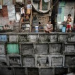 Filippine, i bambini della baraccopoli giocano tra i resti umani07