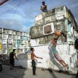 Filippine, i bambini della baraccopoli giocano tra i resti umani09