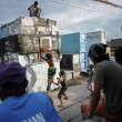 Filippine, i bambini della baraccopoli giocano tra i resti umani10