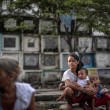 Filippine, i bambini della baraccopoli giocano tra i resti umani11