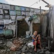 Filippine, i bambini della baraccopoli giocano tra i resti umani12