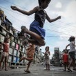 Filippine, i bambini della baraccopoli giocano tra i resti umani3