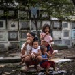 Filippine, i bambini della baraccopoli giocano tra i resti umani14