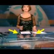 Tg5, giornaliste "hot": gambe in mostra con la scrivania trasparente VIDEO